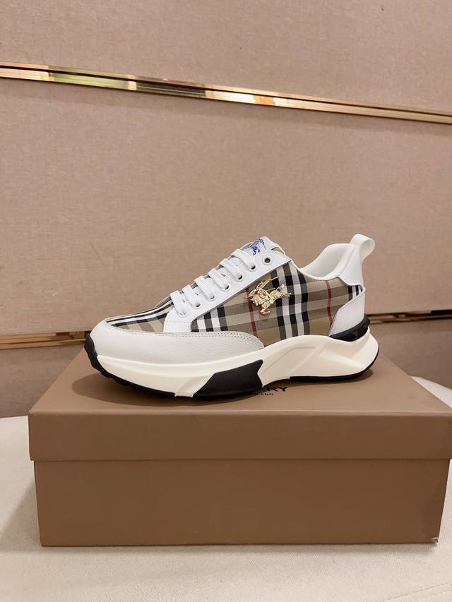 工厂价: 专柜同步burberry 巴宝莉 顶级代购同步发售正码数：38-44意大利进口头层牛皮配布料。全进口羊皮内里，鞋底：原厂特供原版底，独家活动成型底超级